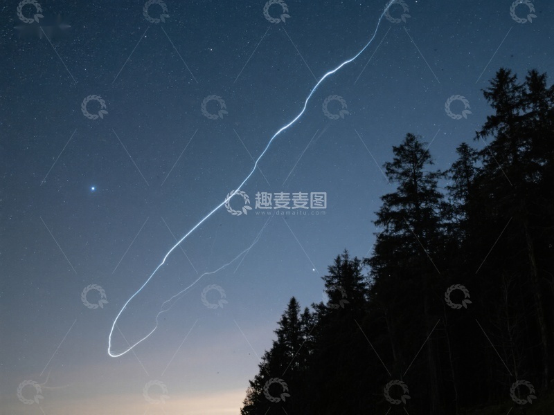 高清大图下载【趣麦麦图】夜空中的光轨与森林剪影