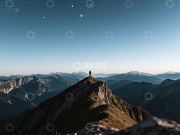 山顶独行者仰望星空