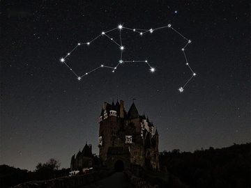 夜空下的古堡与星座