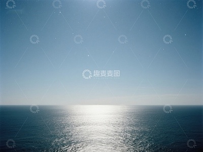 宁静海面与星光点缀的夜空