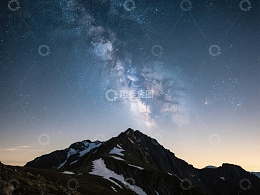 星空下的雪山剪影