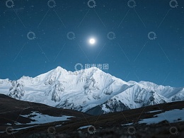 月光下的雪山夜景