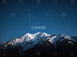 夜空下的雪山