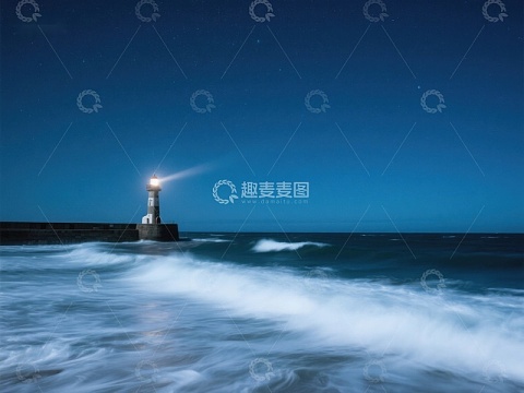 夜幕下的灯塔与海浪