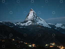 夜幕下的雄伟雪山