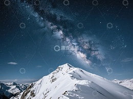 雪山之巅的银河夜景
