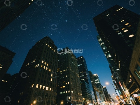 夜空下的城市高楼