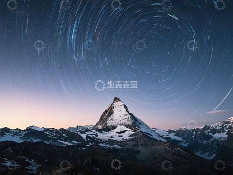 星轨环绕的雪山之巅