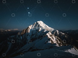 夜空下的雪山之巅