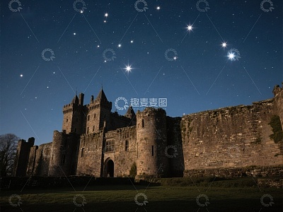 夜空下的古老城堡