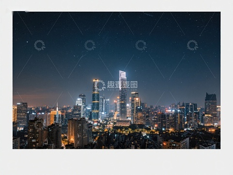 夜幕下的城市天际线