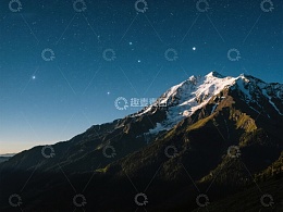 夜空下的雪山美景