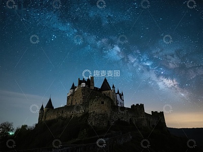 星空下的古老城堡