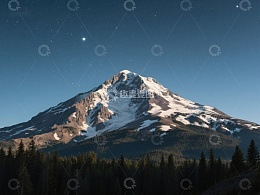 雪山夜景，星空璀璨