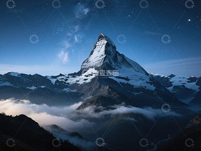 夜幕下的雄伟山峰