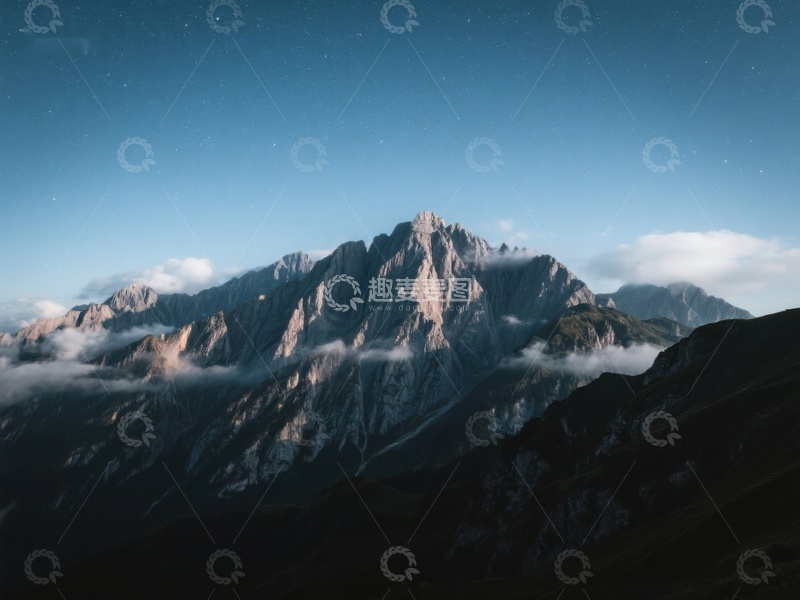 高清大图下载【趣麦麦图】夜幕下的山峰与云雾