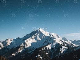 雪山夜景，星光璀璨
