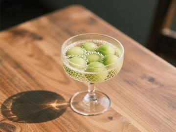 青色葡萄装饰的鸡尾酒