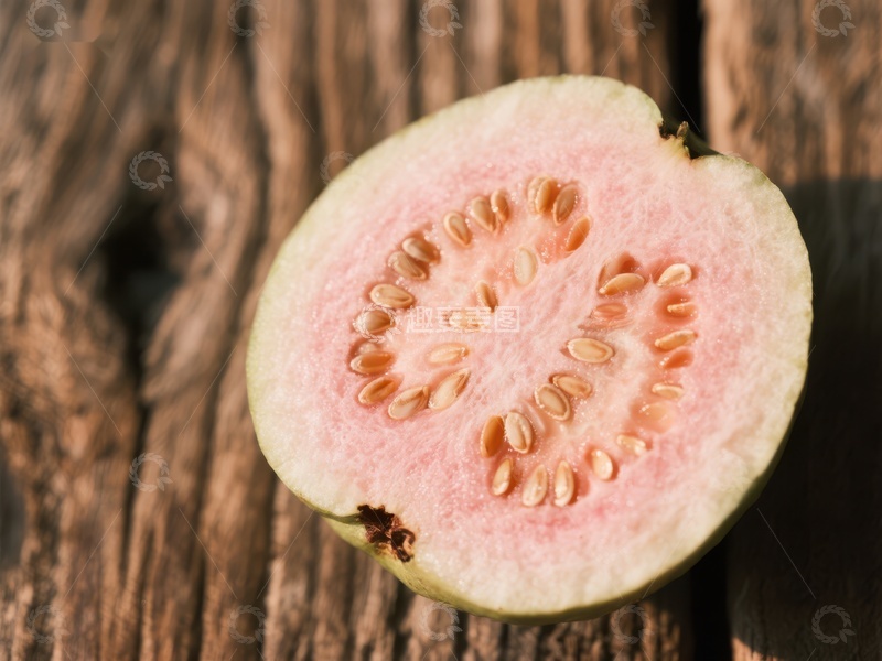 高清大图下载【趣麦麦图】切开的番石榴展示粉红色果肉