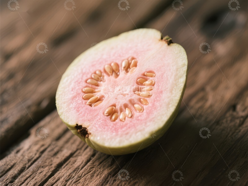 高清大图下载【趣麦麦图】切开的番石榴展示粉红色果肉