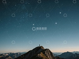 夜空下的山峰与孤独旅人