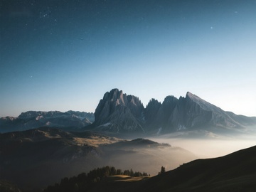 晨曦中的山峦与薄雾