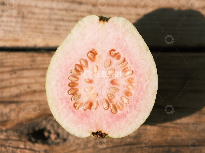 高清大图下载【趣麦麦图】切开的番石榴，展示粉红色果肉和种子