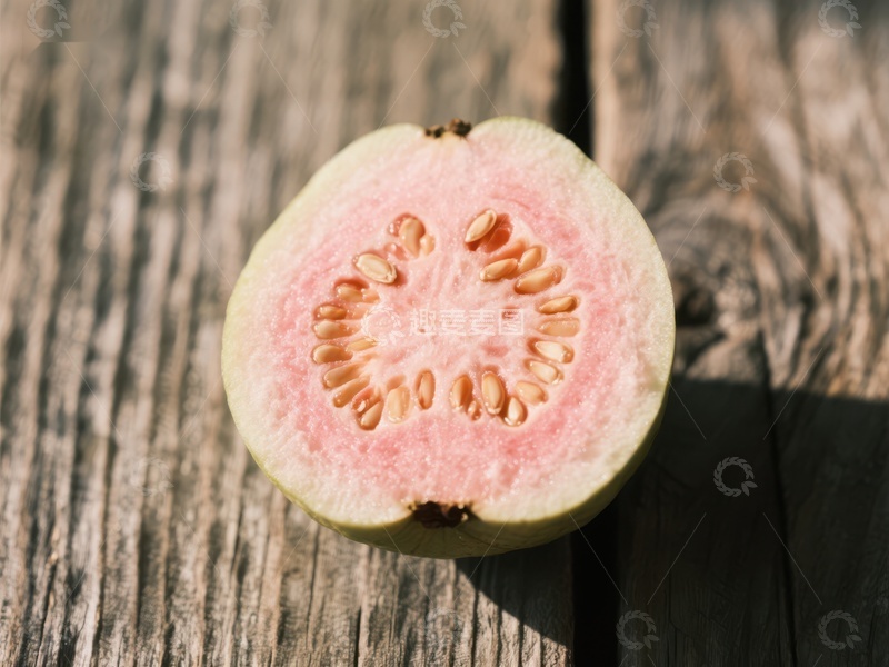 高清大图下载【趣麦麦图】切开的番石榴展示粉红色果肉