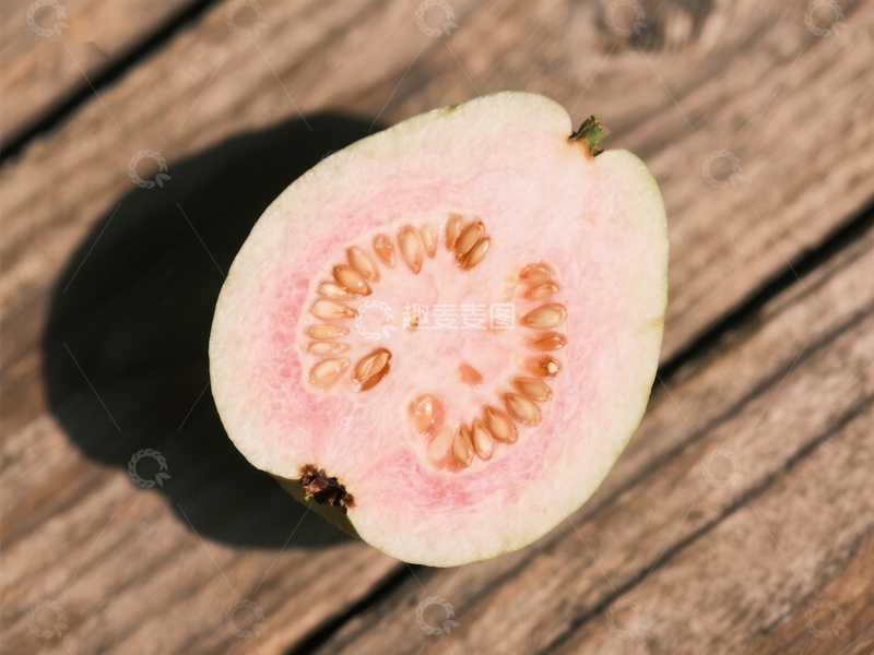 高清大图下载【趣麦麦图】切开的番石榴展示粉红色果肉