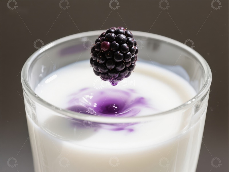 高清大图下载【趣麦麦图】黑莓落入牛奶，紫色涟漪