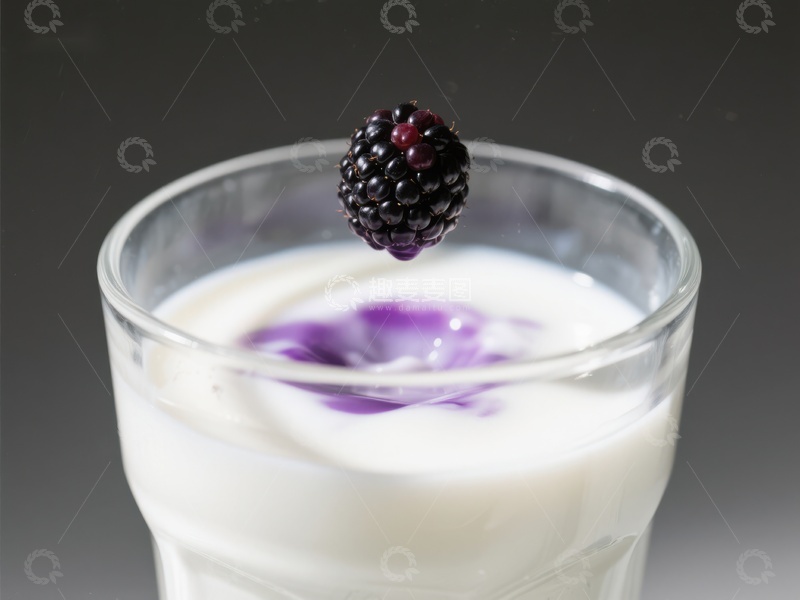 高清大图下载【趣麦麦图】黑莓落入酸奶，紫色涟漪