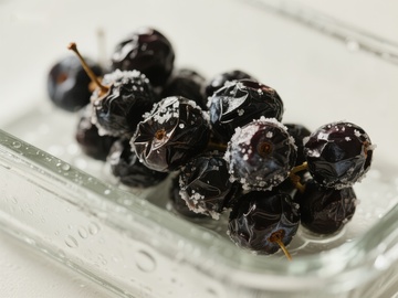 糖霜覆盖的深色浆果