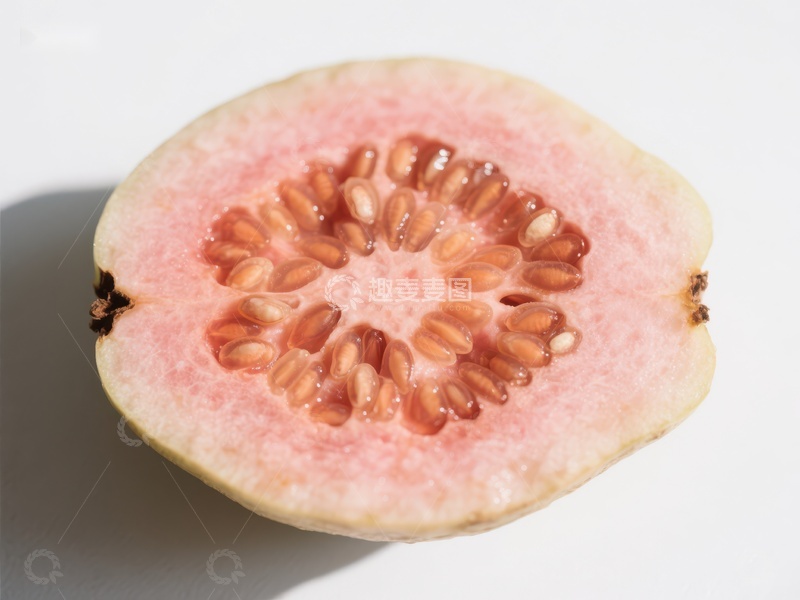 高清大图下载【趣麦麦图】切开的番石榴，展示粉红色果肉和种子