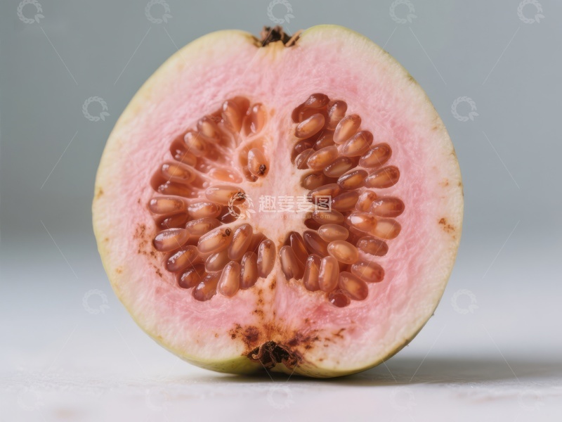 高清大图下载【趣麦麦图】切开的番石榴，展示粉红色果肉和种子