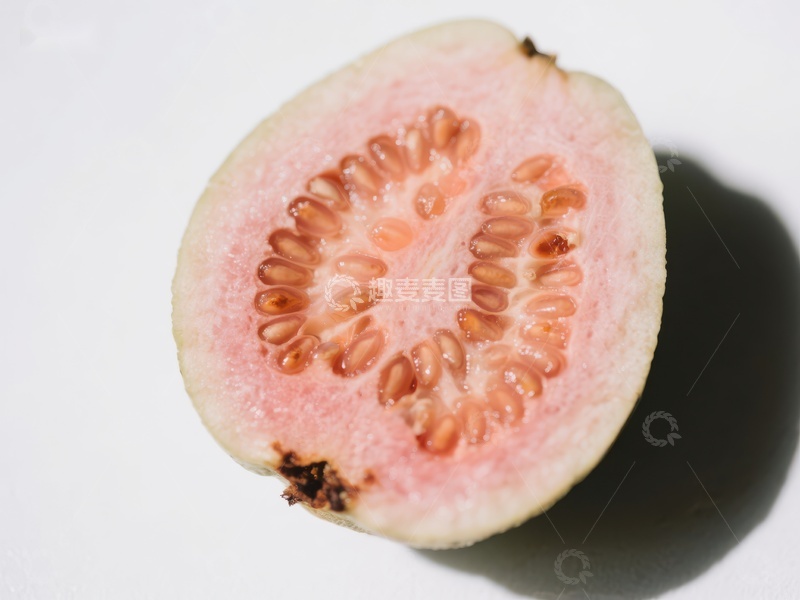 高清大图下载【趣麦麦图】切开的番石榴，展示粉红色果肉和种子