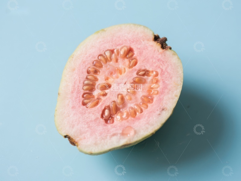 高清大图下载【趣麦麦图】切开的番石榴，展示粉红色果肉和种子