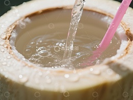 椰子水倒入椰壳特写