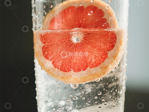 气泡水中漂浮的葡萄柚片