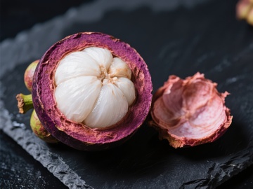 新鲜山竹果切开展示