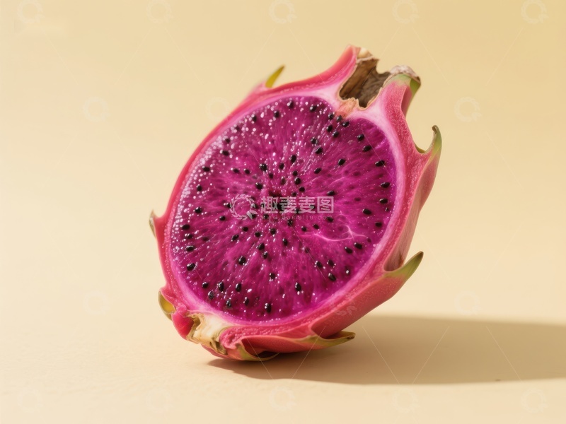 高清大图下载【趣麦麦图】切开的火龙果展示鲜艳紫色果肉