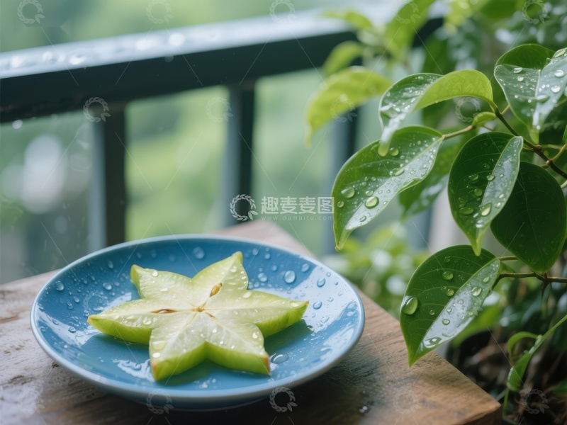 高清大图下载【趣麦麦图】雨中绿叶旁的青柠星形切片