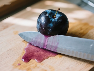 切开的李子与刀具