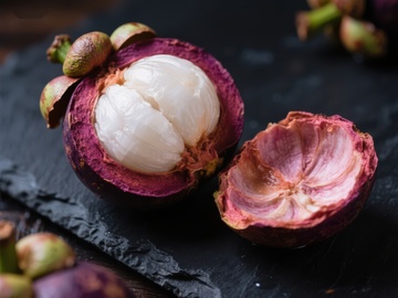 新鲜山竹果切开展示