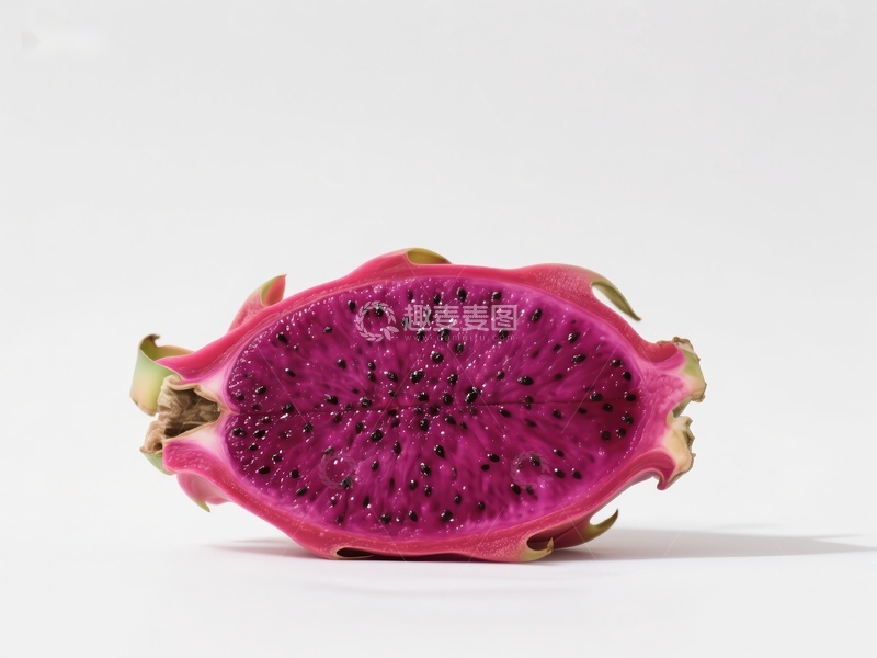 高清大图下载【趣麦麦图】切开的火龙果展示鲜艳紫色果肉