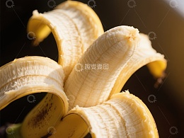剥开的香蕉特写