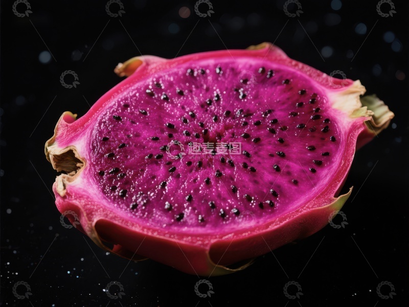 高清大图下载【趣麦麦图】切开的火龙果展示鲜艳紫色果肉
