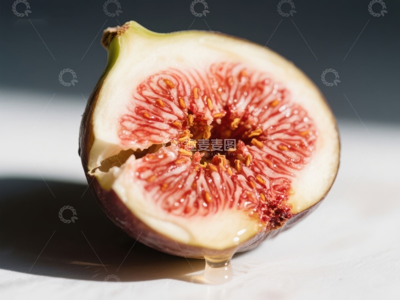 高清大图下载【趣麦麦图】切开的无花果，展示其鲜艳的内部结构