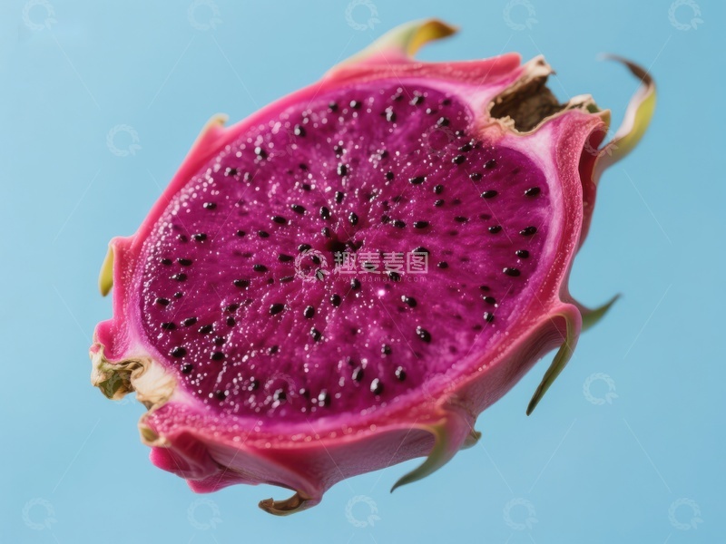高清大图下载【趣麦麦图】切开的火龙果展示鲜艳紫色果肉