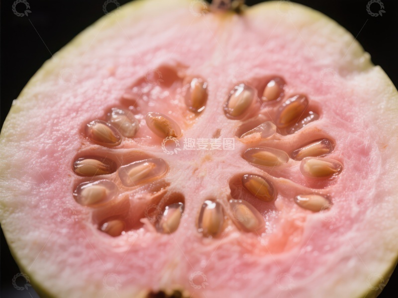 高清大图下载【趣麦麦图】切开的番石榴，展示粉红色果肉和种子