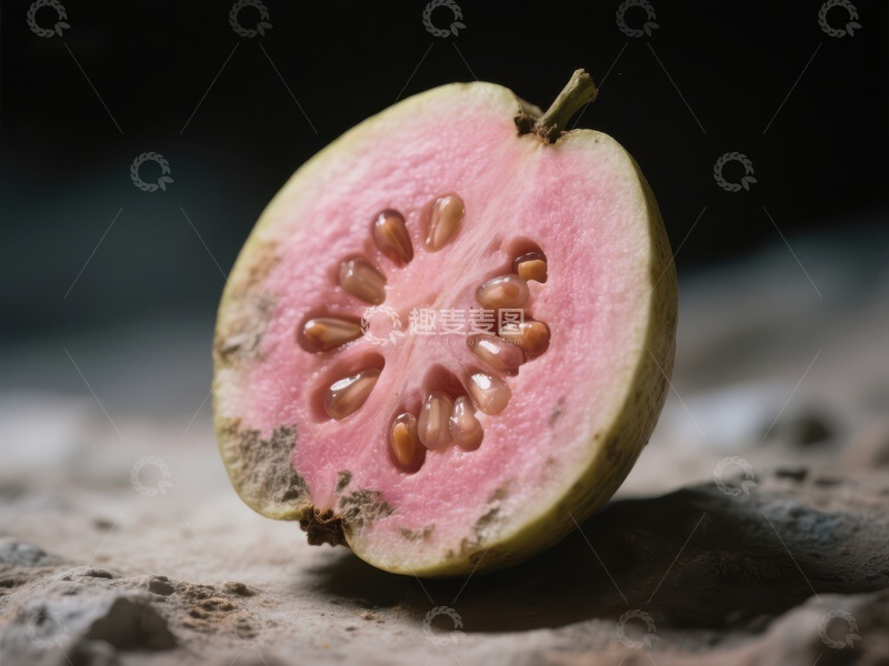 高清大图下载【趣麦麦图】切开的番石榴，展示粉红色果肉和种子